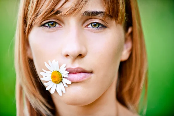 Portrait of girl with camomile — Stock Photo, Image