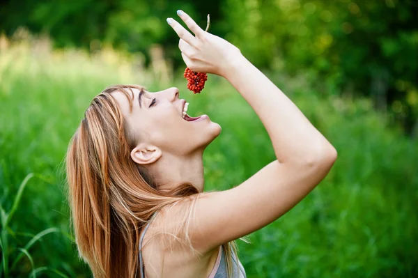 Girl with berries — Stock Photo, Image
