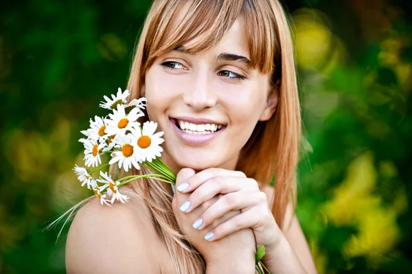Dívka s kyticí camomiles — Stock fotografie