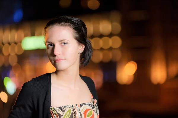 Porträtt av flicka mot natt stad — Stockfoto