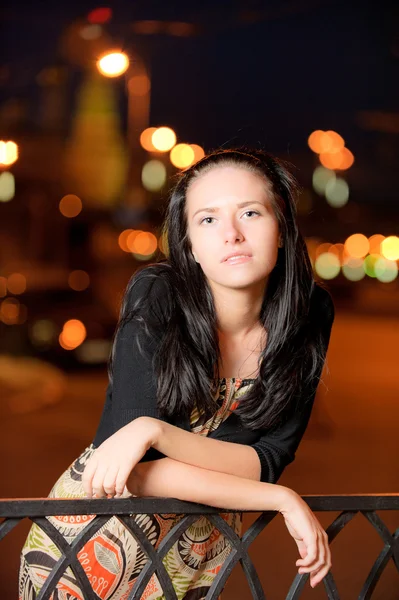 Retrato de chica contra ciudad nocturna —  Fotos de Stock