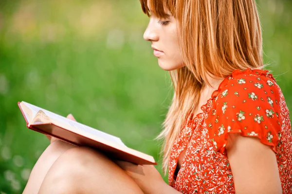 Kobieta czyta książki — Zdjęcie stockowe