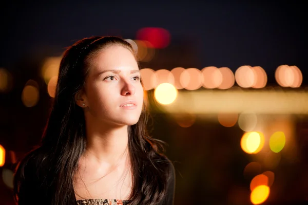 Portrét dívky proti nočním městům — Stock fotografie