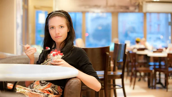 Charmante junge Frau isst Dessert — Stockfoto