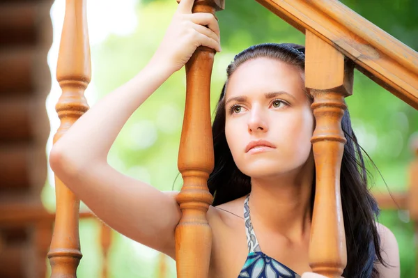 Traurige junge Frau am Geländer — Stockfoto