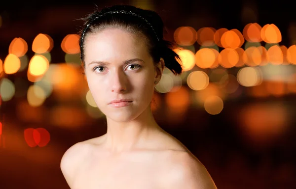 Portret van meisje tegen nachtstad — Stockfoto