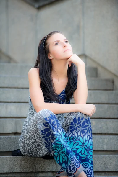 Genç güzel kız merdiven üstünde oturuyor — Stok fotoğraf