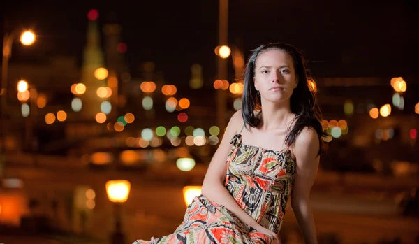 Porträtt av flicka mot natt stad — Stockfoto