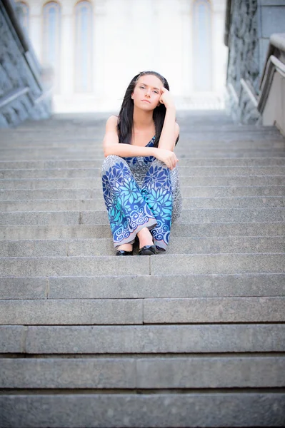 Genç güzel kız merdiven üstünde oturuyor — Stok fotoğraf