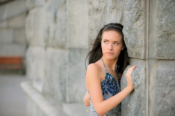 Krásná dívka o kamenné zdi — Stock fotografie