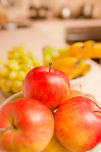 Jabłka, winogrona i banany — Zdjęcie stockowe