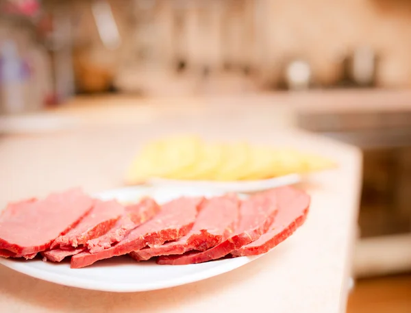 Queijo e salsicha cortados — Fotografia de Stock