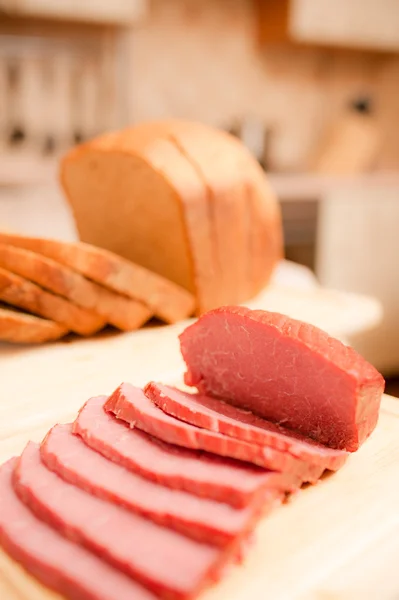 Pão de coco e salsicha na mesa — Fotografia de Stock