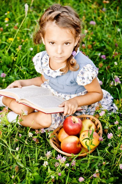 Little girl reads book — Stock Photo, Image