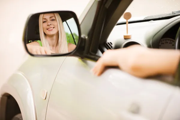 Driver is reflected in mirror — Stock Photo, Image