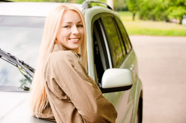 Женщина-водитель автомобиля улыбается — стоковое фото