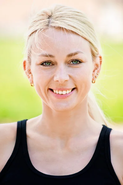 Portrait of young smiling woman — Stock Photo, Image