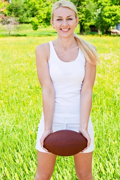 Porträtt av idrottskvinna av Rugbyfotboll — Stockfoto