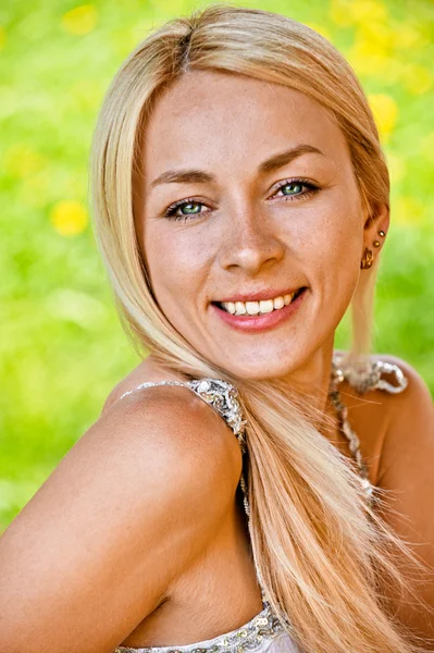 Portret van een jonge glimlachende vrouw — Stockfoto