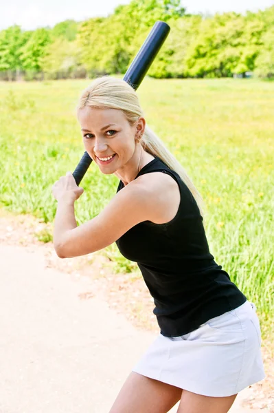 Sportswoman con mazza da baseball — Foto Stock