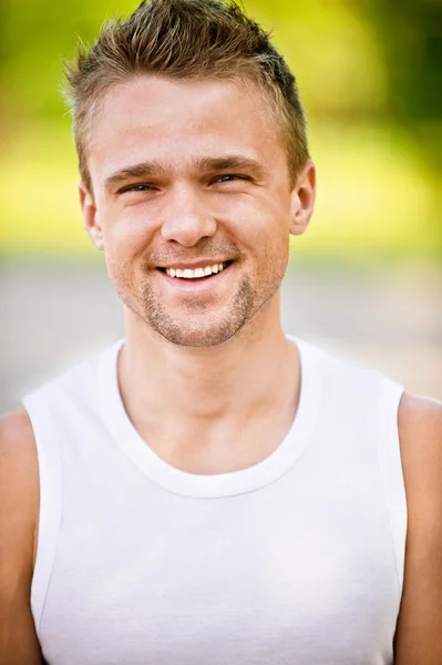 Fiatal férfi mosolyog — Stock Fotó