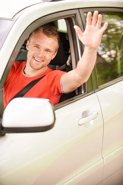 Fahrer des Autos winkt mit der Hand — Stockfoto
