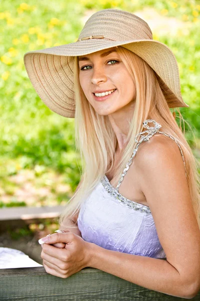 Молодая женщина в соломенной шляпе — стоковое фото