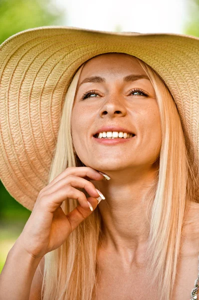 Young woman in straw hat — Stock Photo, Image