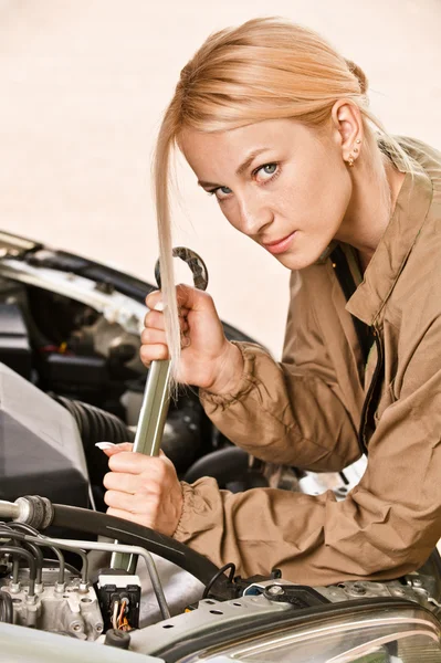 Mechanician reparationer bilmotor — Stockfoto
