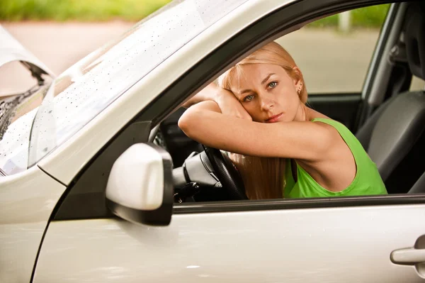 Kobieta kierowca samochodu w koło — Zdjęcie stockowe
