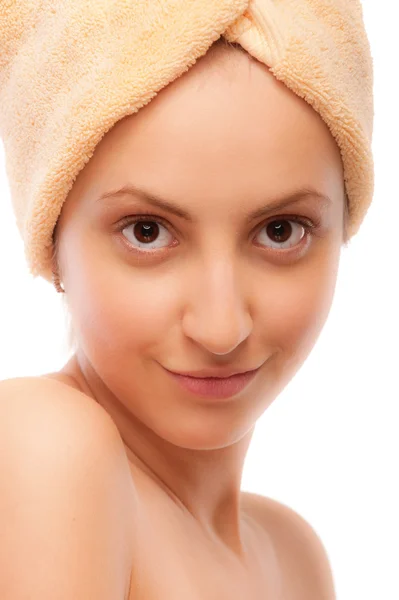 Retrato de jovem bela mulher após o banho — Fotografia de Stock