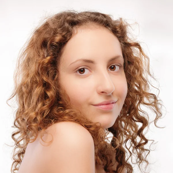 美しい巻き毛の少女の肖像画 — ストック写真