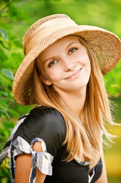 Menina em chapéu de palha — Fotografia de Stock