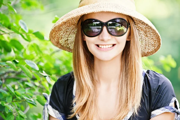 Chica en sombrero de paja — Foto de Stock