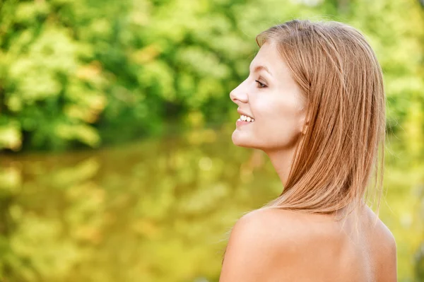 Portrait of woman against lake — Stock Photo, Image