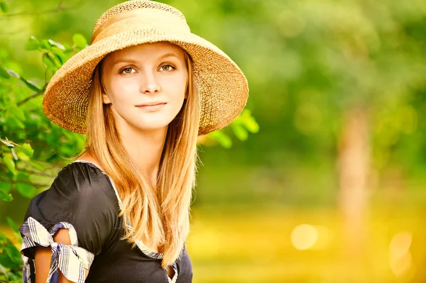Дівчина в солом'яному капелюсі — стокове фото