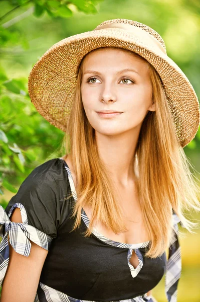 Hasır şapkalı kız — Stok fotoğraf