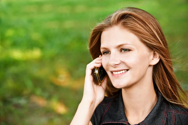 Menina com telefone celular — Fotografia de Stock