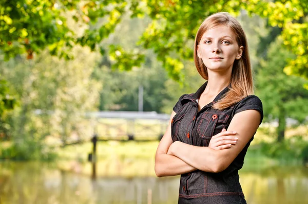 Portrait of woman against lake — Stock Photo, Image