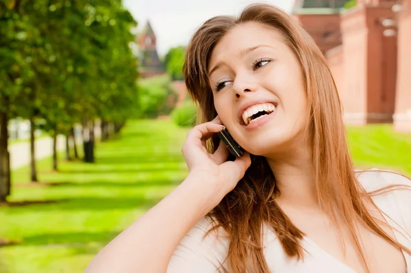 Young woman speaks by phone — Stock Photo, Image