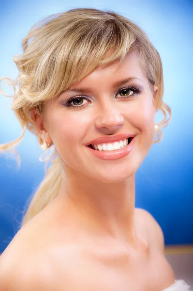 Portrét okouzlující usměvavá blondýnka — Stock fotografie