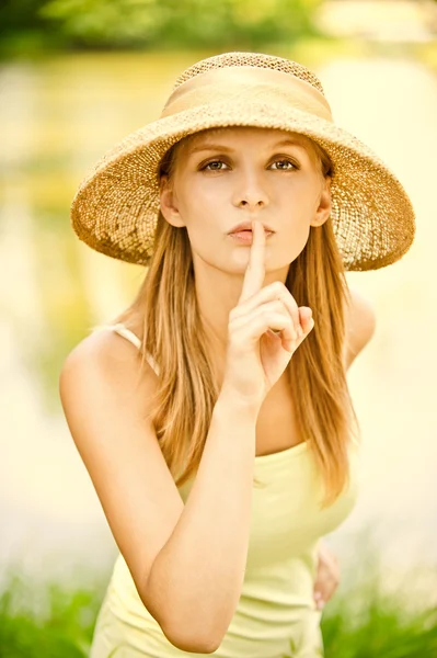 Girl in straw hat calls for silence — Stock Photo, Image