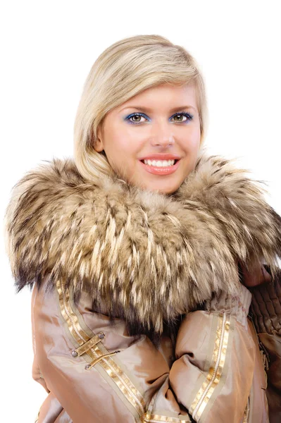 毛皮大衣的微笑金发女人的肖像 — 图库照片
