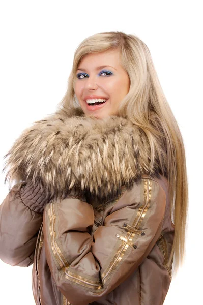 Portret van lachende blonde vrouw in bontjas — Stockfoto