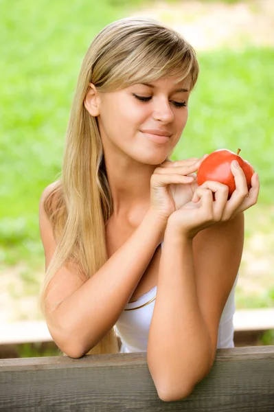 Молодая женщина с яблоком — стоковое фото
