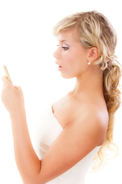 Blond ung kvinna läser meddelandet — Stockfoto