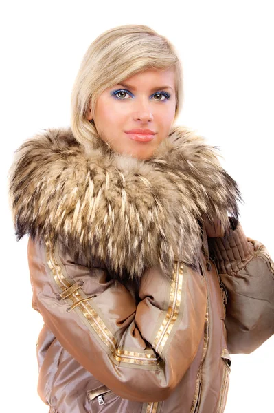 Portrait de femme aux cheveux blonds souriants en manteau de fourrure — Photo