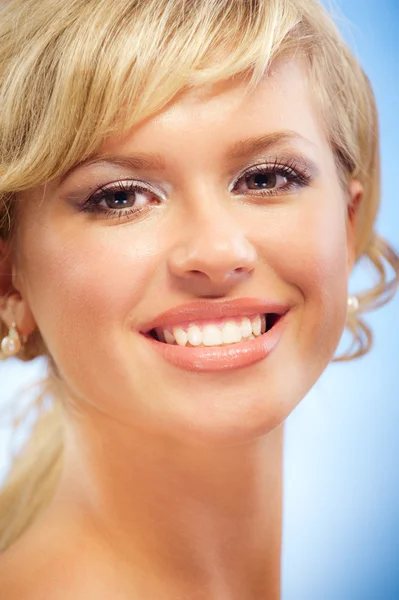 Retrato de encantadora rubia sonriente —  Fotos de Stock