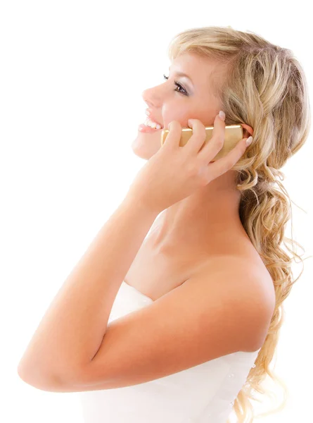 Mooie blonde spreekt door telefoon en glimlacht — Stockfoto