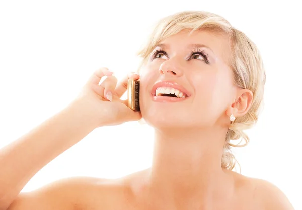 Blonde junge Frau kommuniziert per Telefon — Stockfoto